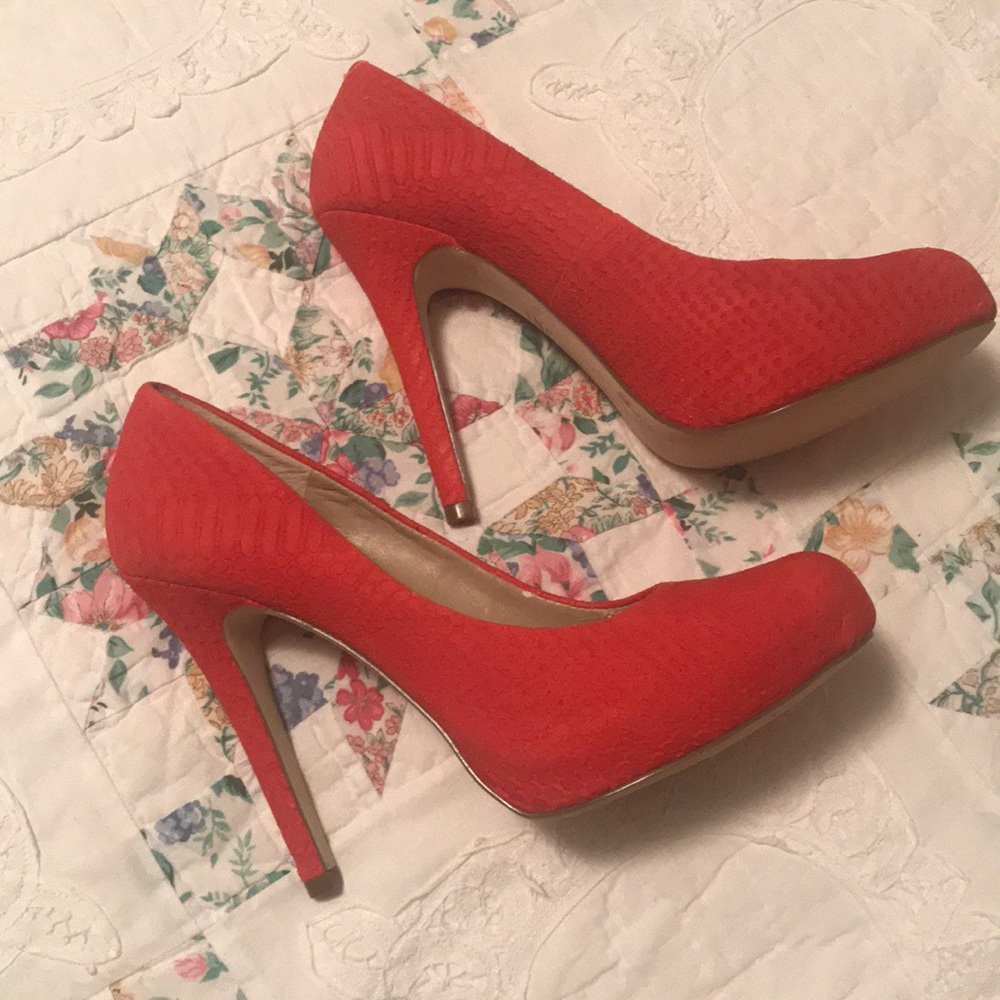 Beautiful Suede Pumps - Picture 3 of 3